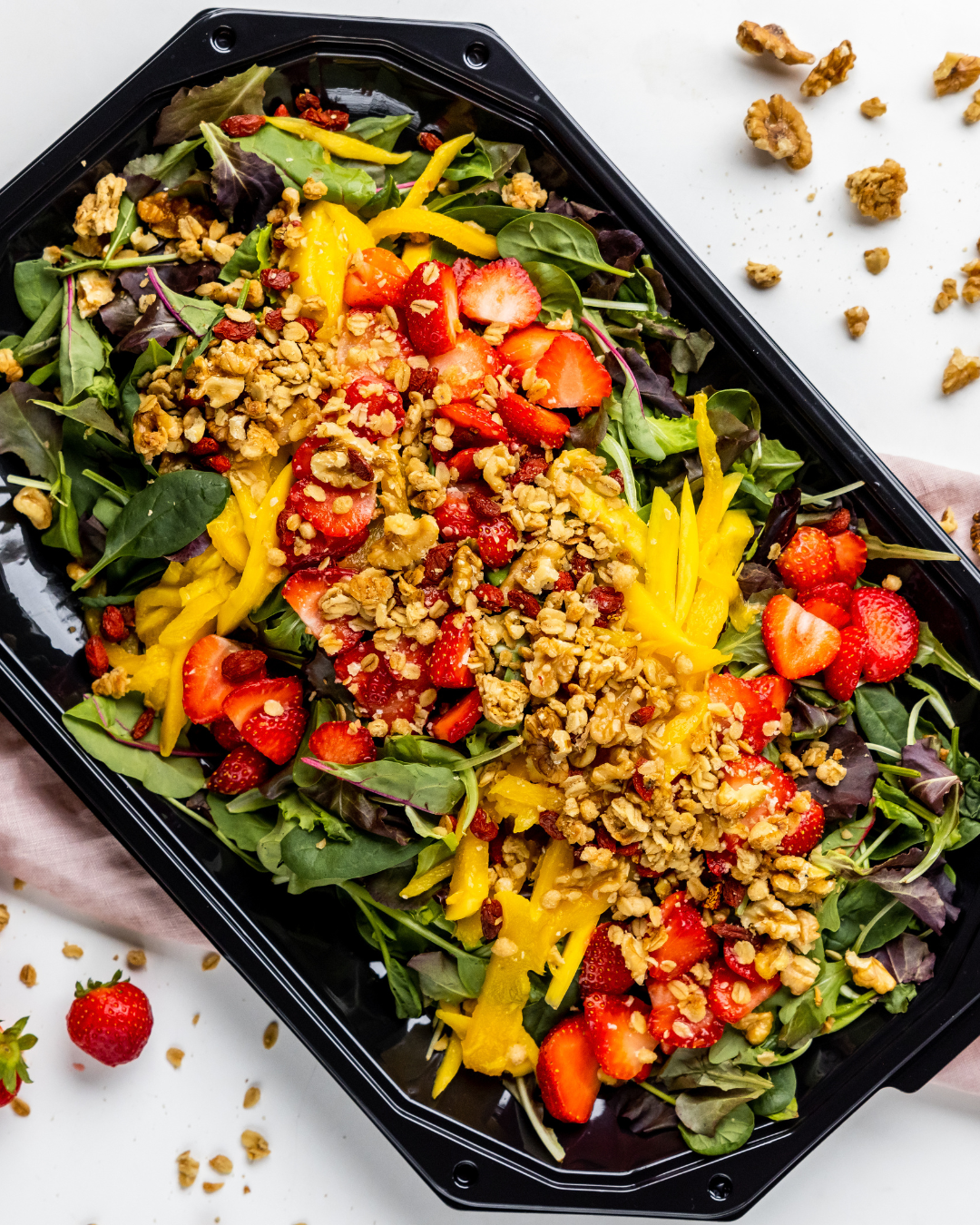 Babyspinat-Erdbeer Salat Platte