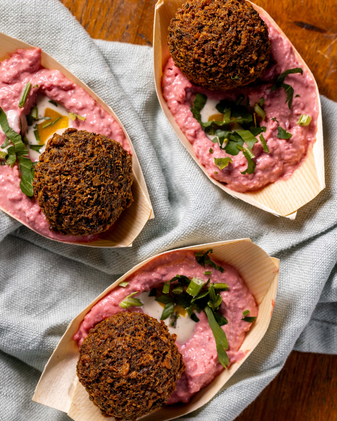 Rote Rüben Hummus & Falafel-Schiffchen (3€/Stk)