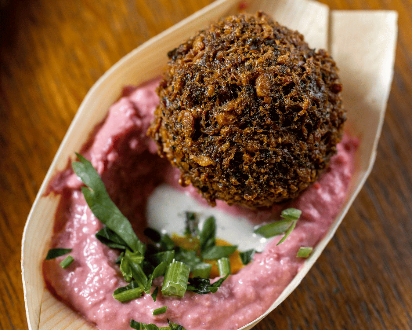 Rote Rüben Hummus & Falafel-Schiffchen (3€/Stk)